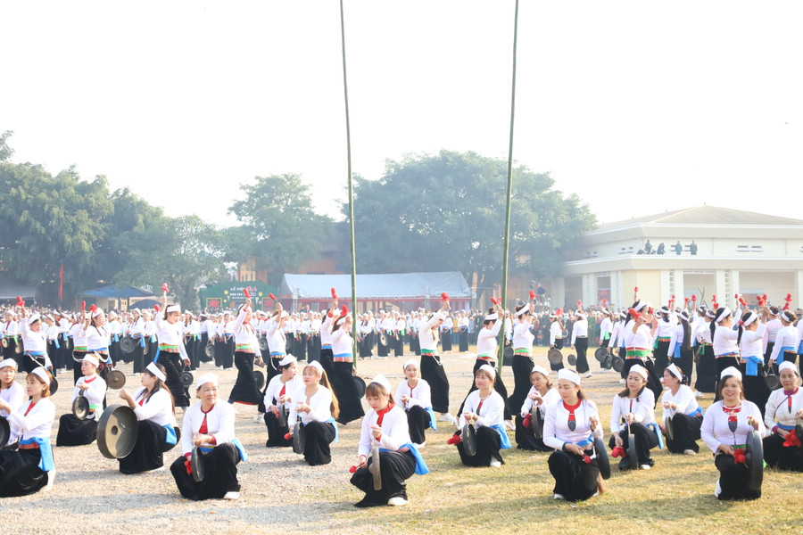 Các nghệ nhân hòa tấu Chiêng Mường trong Lễ hội Khai hạ.