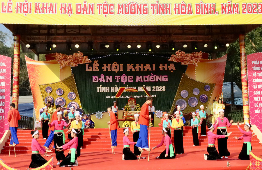 Nhiều hoạt động được tổ chức trong Lễ hội Khai hạ như: Đi cà kheo, hát đang Mường, trình diễn trang phục Mường.