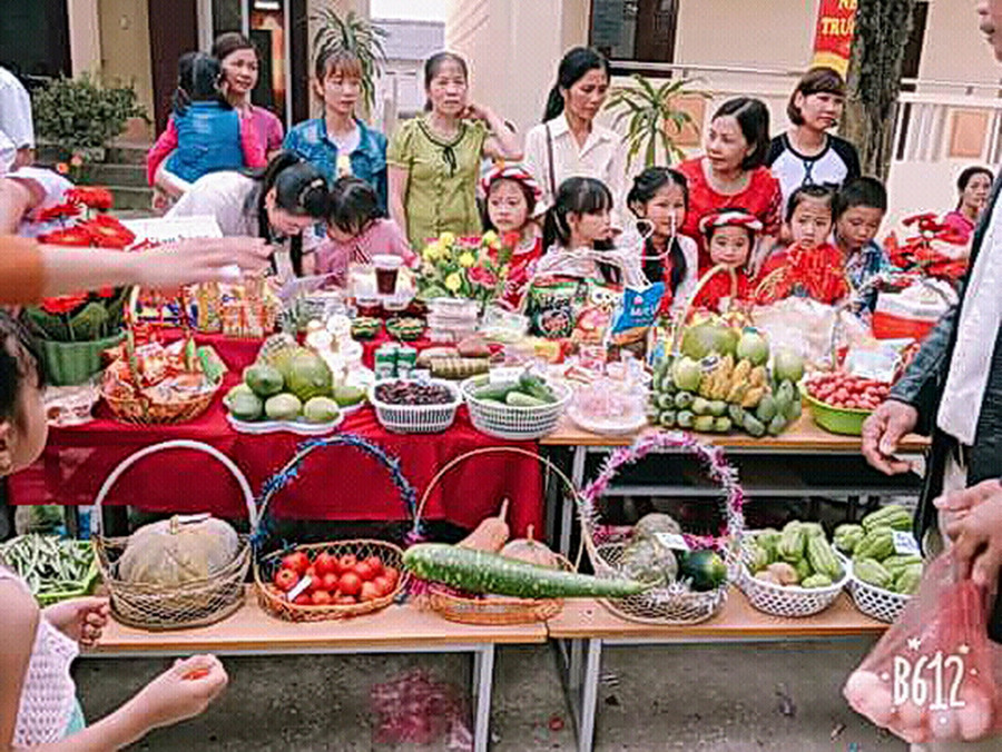 Hội chợ thu hút đông đảo phụ huynh học sinh tham gia, đây cũng là hoạt động gắn kết gia đình với nhà trường để cùng giáo dục trẻ Hội chợ thu hút đông đảo phụ huynh học sinh tham gia, đây cũng là hoạt động gắn kết gia đình với nhà trường để cùng giáo dục trẻ