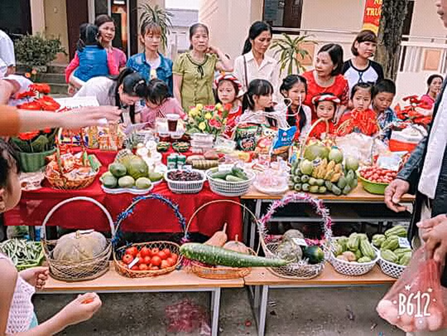 Hội chợ thu hút đông đảo phụ huynh học sinh tham gia, đây cũng là hoạt động gắn kết gia đình với nhà trường để cùng giáo dục trẻ