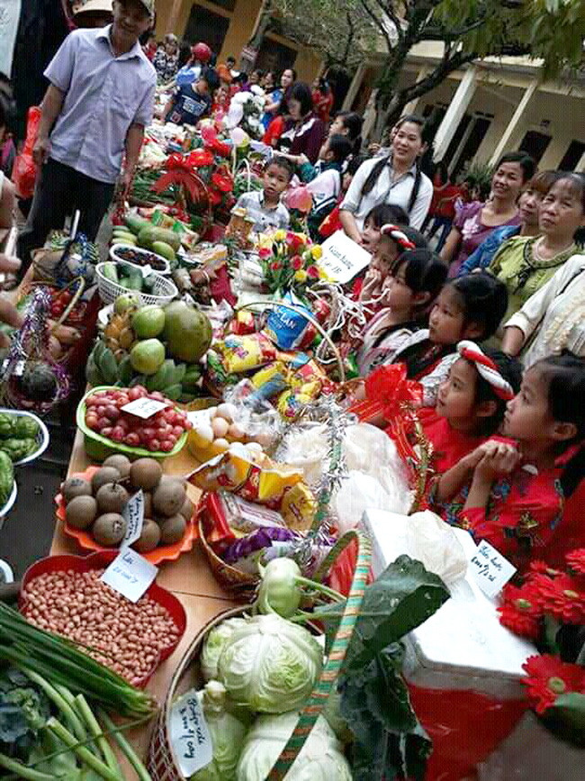 Các sản vật địa phương quen thuộc với học sinh được trưng bày tại hội chợ Các sản vật địa phương quen thuộc với học sinh được trưng bày tại hội chợ