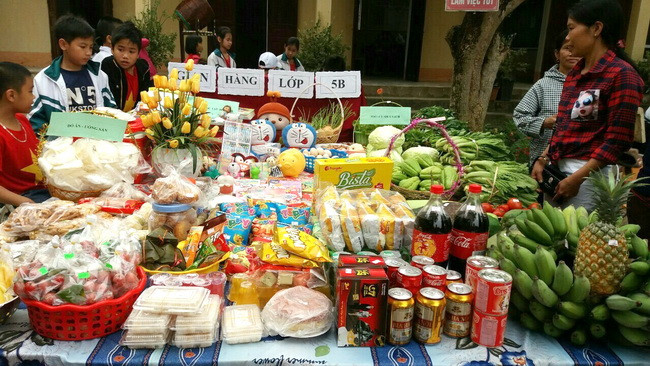 Một gian hàng của học sinh với cây trái, sản vật địa phương rất phong phú Một gian hàng của học sinh với cây trái, sản vật địa phương rất phong phú