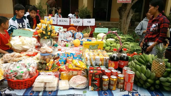 Một gian hàng của học sinh với cây trái, sản vật địa phương rất phong phú