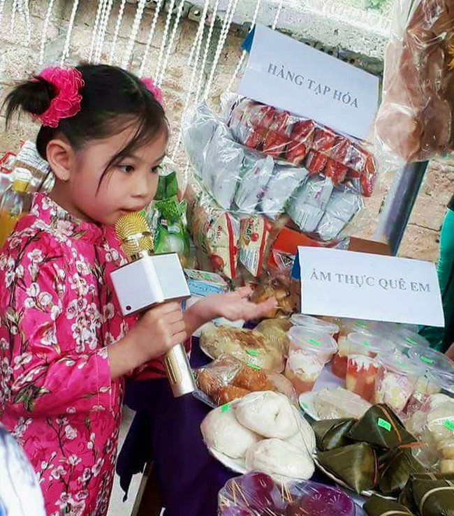 Một em học sinh đang giới thiệu về gian hàng của lớp Một em học sinh đang giới thiệu về gian hàng của lớp