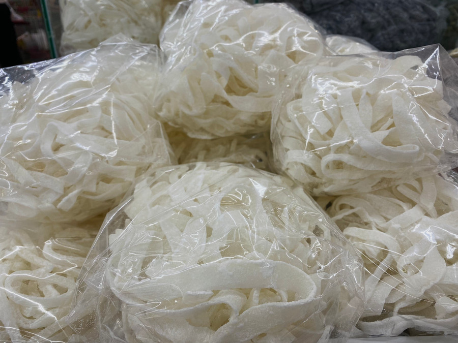 Mứt dừa là sản phẩm được nhiều người tiêu dùng lựa chọn vào dịp Tết. Ảnh: Thảo Minh. Mứt dừa là sản phẩm được nhiều người tiêu dùng lựa chọn vào dịp Tết. Ảnh: Thảo Minh.