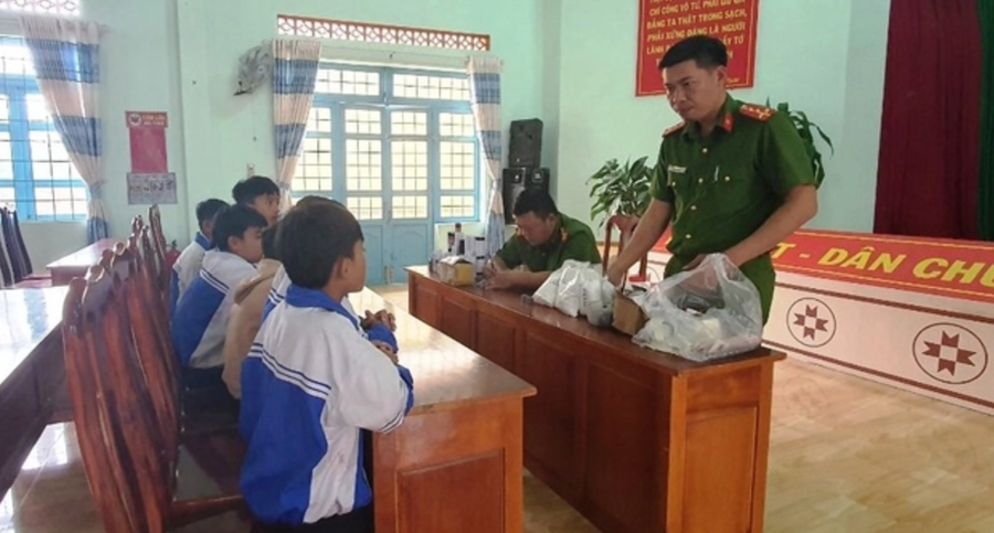 Một nhóm học sinh ở Đắk Lắk bị Công an mời lên làm việc do đặt mua tiền chất về chế tạo pháo nổ để bán kiếm lời. Ảnh: BVCC - TT