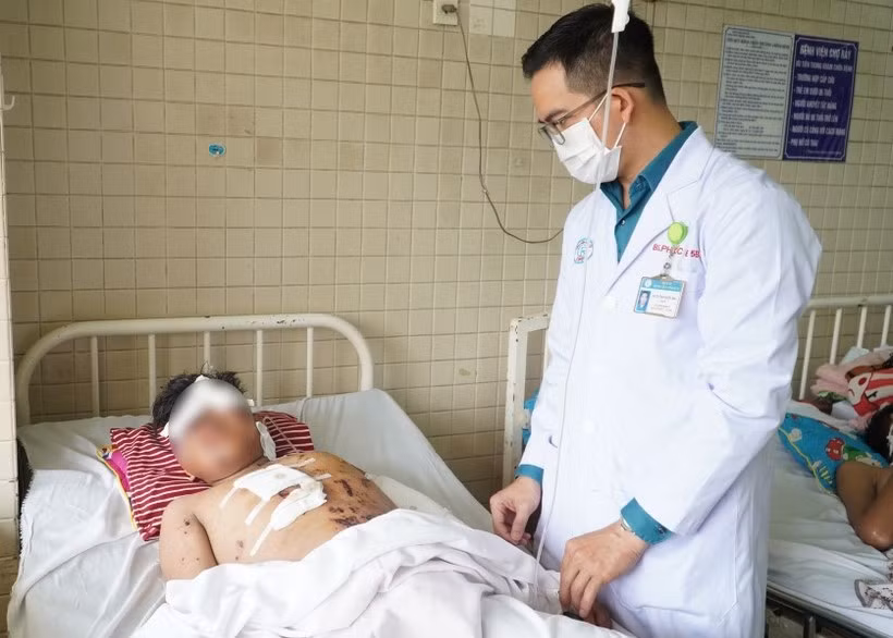 Một học sinh ở Lâm Đồng bị đa chấn thương do nổ pháo gây ra.