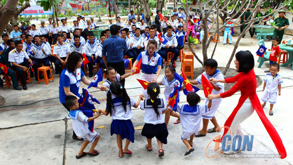 Cô - trò đảo Trường Sa Lớn giao lưu với chiến sĩ hải quân.
