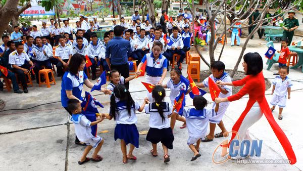 Cô - trò đảo Trường Sa Lớn giao lưu với chiến sĩ hải quân.