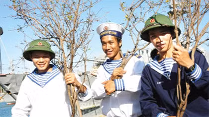 Hoa mai, hoa đào đến với Trường Sa. Ảnh: ITN.