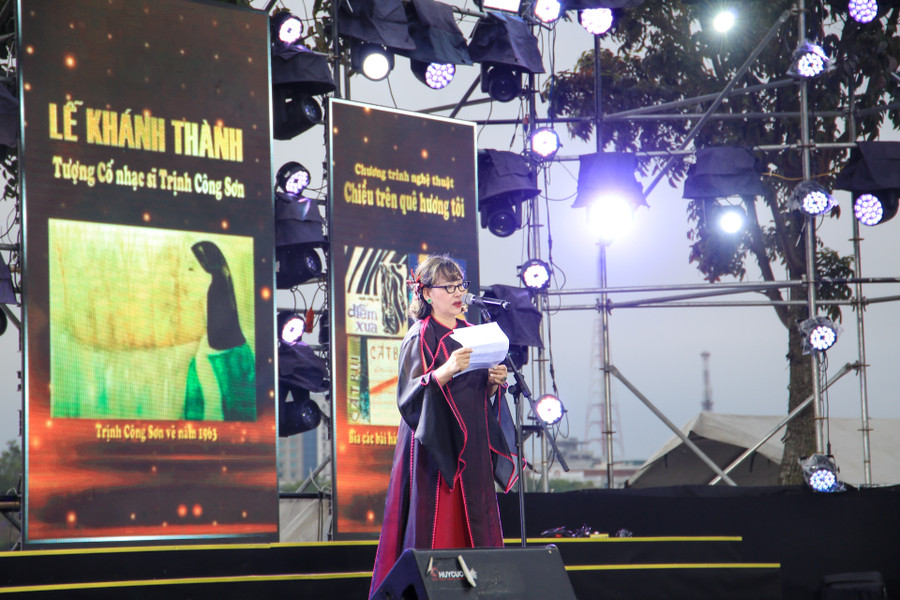 Tại chương trình, em gái của nhạc sĩ Trịnh Công Sơn là bà Trịnh Vĩnh Trinh đã xúc động và bật khóc khi nói về anh trai của mình. Tại chương trình, em gái của nhạc sĩ Trịnh Công Sơn là bà Trịnh Vĩnh Trinh đã xúc động và bật khóc khi nói về anh trai của mình.