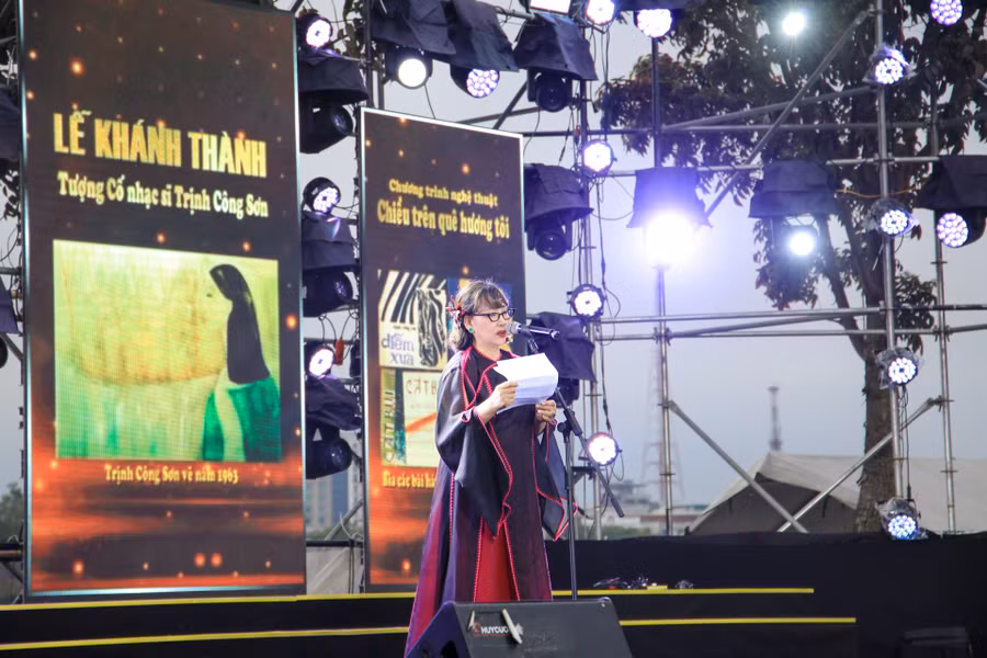 Tại chương trình, em gái của nhạc sĩ Trịnh Công Sơn là bà Trịnh Vĩnh Trinh đã xúc động và bật khóc khi nói về anh trai của mình.