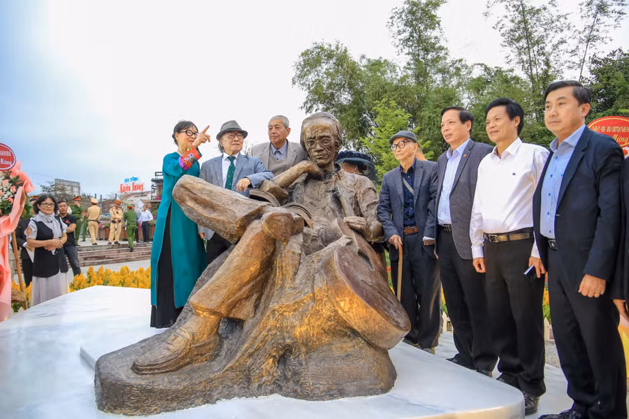 Bức tượng cố nhạc sĩ Trịnh Công Sơn đang ngồi, cầm đàn guitar được đặt tại công viên Trịnh Công Sơn.