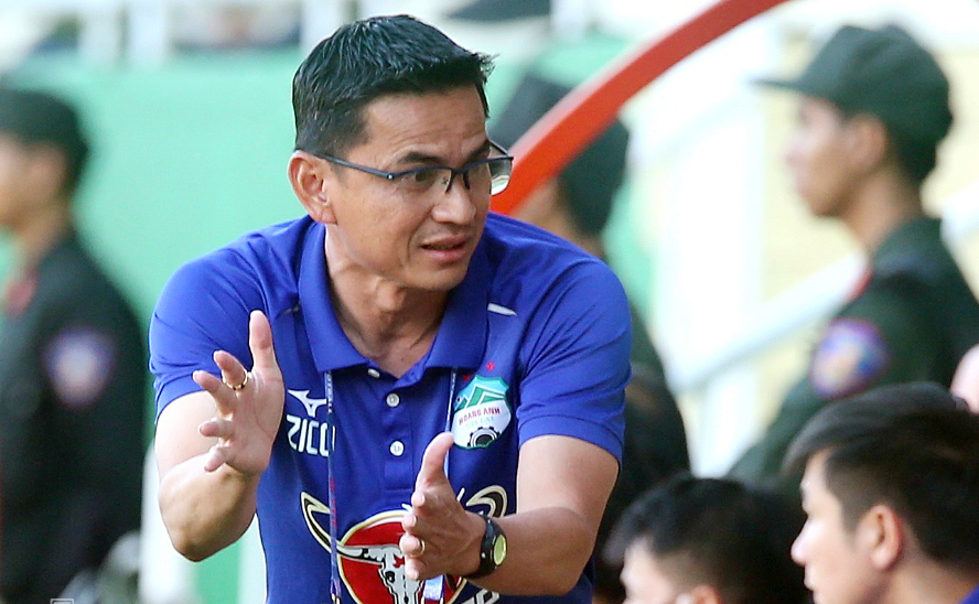 HLV Kiatisak giúp đội nhà thắng Hà Nội FC ở vòng 10 V.League 2023. HLV Kiatisak giúp đội nhà thắng Hà Nội FC ở vòng 10 V.League 2023.