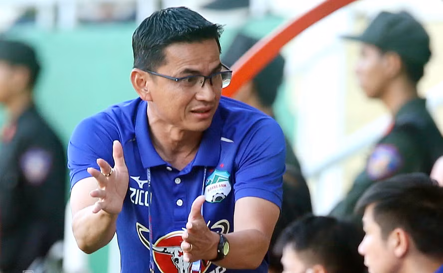 HLV Kiatisak giúp đội nhà thắng Hà Nội FC ở vòng 10 V.League 2023.