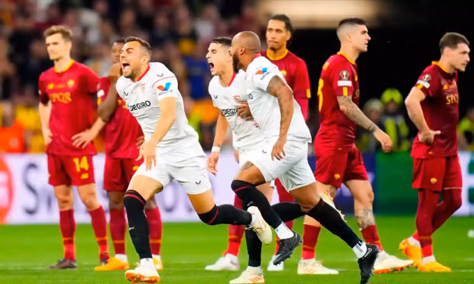 Cầu thủ Sevilla (áo trắng) mừng chiến thắng trước Sevilla.