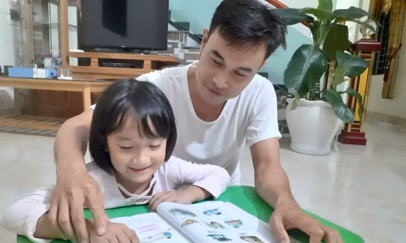 Cha mẹ có thể giúp con giao tiếp cởi mở hơn thông qua hoạt động thường ngày. Ảnh minh họa