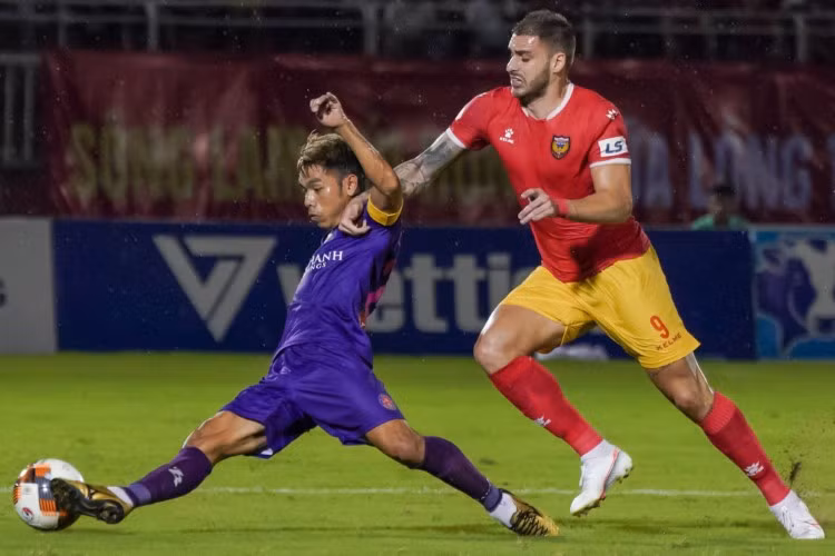 Cao Văn Triền được đánh giá cao trong vai trò tiền vệ trung tâm. Ảnh: zing.vn.