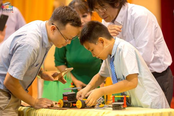 Nguyễn Dương Bảo Minh thuyết trình Robot gieo hạt bằng tiếng Anh. Nguyễn Dương Bảo Minh thuyết trình Robot gieo hạt bằng tiếng Anh.