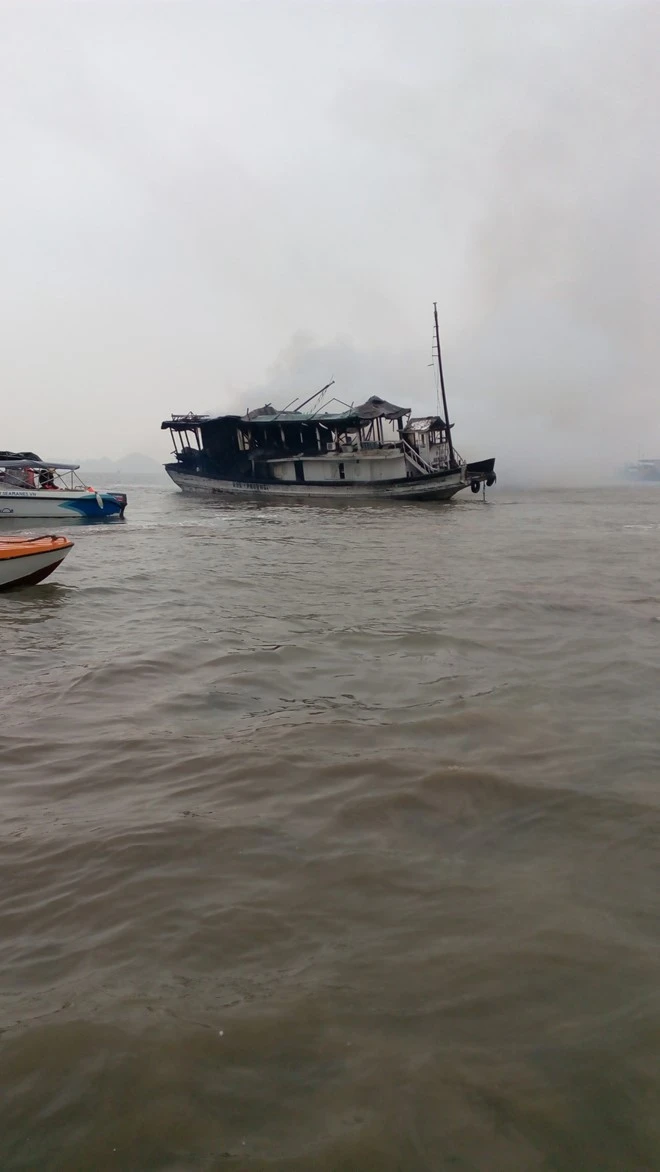 Cháy tàu du lịch trên vịnh Hạ Long