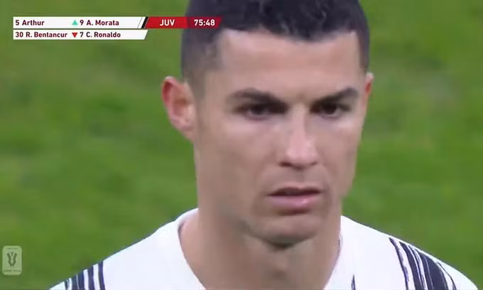 Ronaldo tỏ ra thái độ không hài lòng khi bị rút ra khỏi sân ở phút 76.