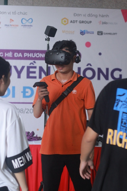 Sinh viên trải nghiệm với công nghệ thực tế ảo