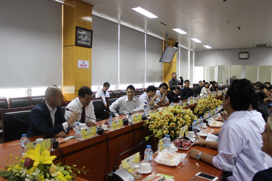 GS.Luigi Boni, Bệnh viện The Circolo Hospital and Macchi Foundation, Italia (ngoài cùng bên trái) chia sẻ trước ca mổ GS.Luigi Boni, Bệnh viện The Circolo Hospital and Macchi Foundation, Italia (ngoài cùng bên trái) chia sẻ trước ca mổ