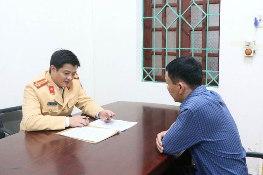 Xử phạt lái xe biển xanh 38A -066.88 về hành vi sử dụng thiết bị phát tín hiệu của xe được quyền ưu tiên. (Ảnh: CACC)