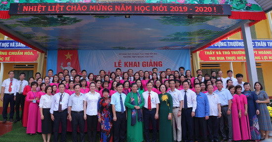 Đồng chí Tòng Thị Phóng cùng tập thể sư phạm Trường THPT Hoàng Văn Thụ. Đồng chí Tòng Thị Phóng cùng tập thể sư phạm Trường THPT Hoàng Văn Thụ.