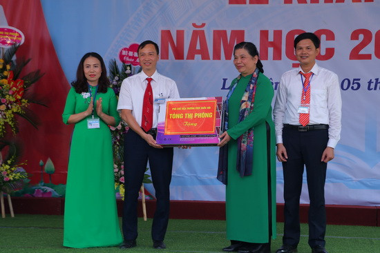 Đồng chí Tòng Thị Phóng tặng quà cho Trường THPT Hoàng Văn Thụ. Đồng chí Tòng Thị Phóng tặng quà cho Trường THPT Hoàng Văn Thụ.