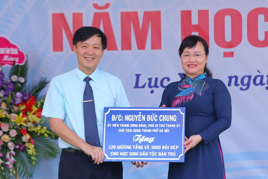 Ông Hoàng Hữu Độ - Bí thư huyện Lục Yên tiếp nhận quà của Chủ tịch UBND TP Hà Nội Nguyễn Đức Chung. Ông Hoàng Hữu Độ - Bí thư huyện Lục Yên tiếp nhận quà của Chủ tịch UBND TP Hà Nội Nguyễn Đức Chung.