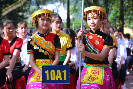 Học sinh các dân tộc thiểu số huyện Lục Yên tại lễ khai giảng. Ảnh: Việt Hà