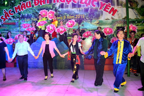 Đồng chí Tòng Thị Phóng, bà Phạm Thị Thanh Trà và đại biểu, lãnh đạo T.Ư, tỉnh Yên Bái cùng hòa mình vào điệu múa xòe đặc sắc. Ảnh: Việt Hà