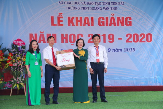 Bà Phạm Thị Thanh Trà tặng quà cho nhà trường. Bà Phạm Thị Thanh Trà tặng quà cho nhà trường.