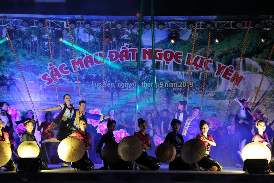 Màn nghệ thuật tổng hợp múa sạp. Ảnh: Việt Hà