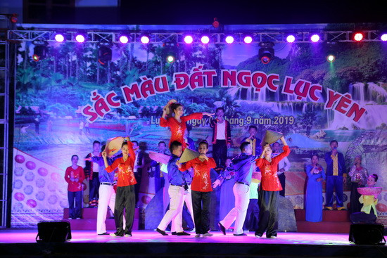 Nhiều màn nghệ thuật tổng hợp được dàn dựng công phu...