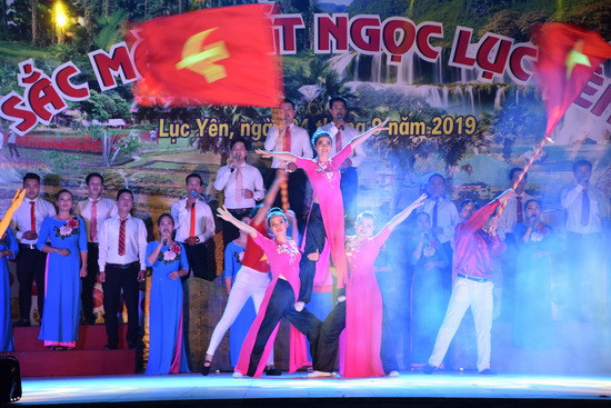 Nhiều tiết mục hát, múa đặc sắc tại chương trình ca ngợi Đảng quang vinh, Bác Hồ kính yêu, ca ngợi quê hương, đất nước Việt Nam tươi đẹp, con người và quê hương Yên Bái anh hùng…