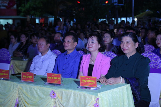 Đồng chí Tòng Thị Phóng, bà Phạm Thị Thanh Trà cùng các đại biểu tại chương trình nghệ thuật. Ảnh: Việt Hà