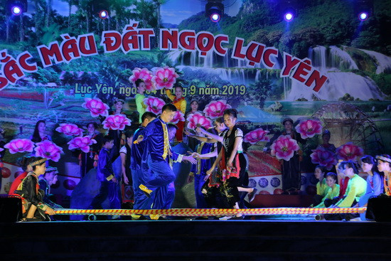 Màn nghệ thuật tổng hợp múa sạp. Ảnh: Việt Hà