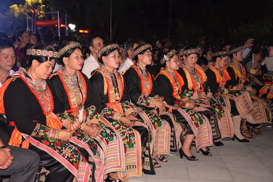 Đồng bào các dân tộc của huyện Lục Yên tại chương trình nghệ thuật. Ảnh: Việt Hà