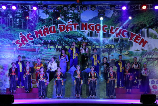 Bài ca xây dựng Nông thôn mới. Ảnh: Việt Hà