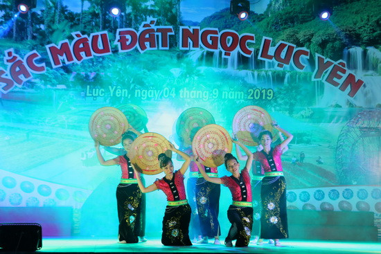 Tiết mục múa "Mùa hoa ban nở". Ảnh: Việt Hà