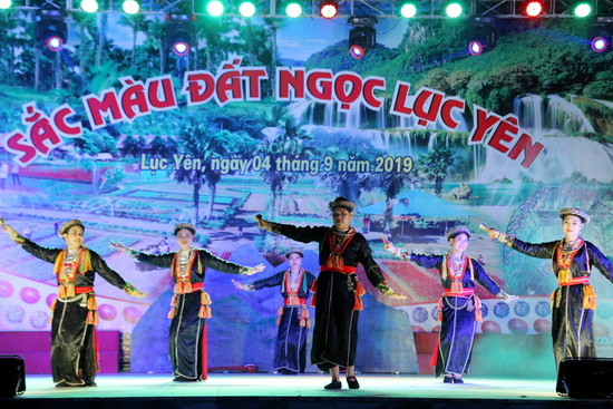 Tiết mục Tiếng chuông Bản dao. Ảnh: Việt Hà