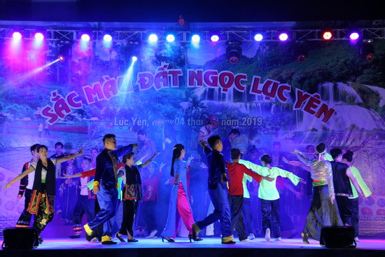 Vũ điệu trong màn nghệ thuật tổng hợp Bài ca xây dựng Nông thôn mới. Ảnh: Việt Hà