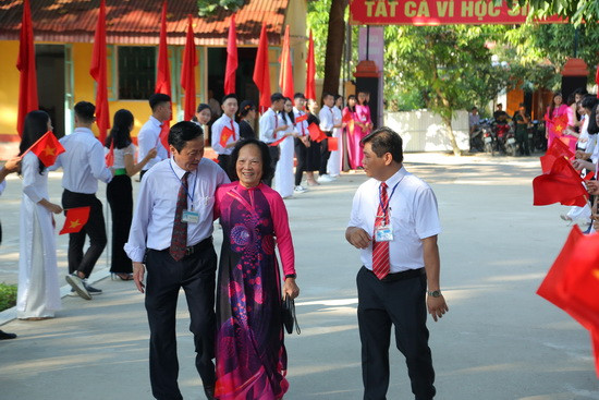 Các thầy, cô giáo nhà trường đón nhà giáo lão thành Phan Thị Tín dự Lễ khai giảng. Ảnh: Việt Hà