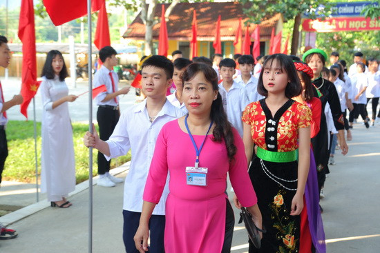 Nhà giáo Hoàng Thị Hà Lan đón học sinh lớp 10 đầu cấp tại lễ khai giảng. Ảnh: Việt Hà