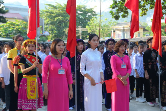 Giáo viên cùng học sinh tại buổi lễ. Ảnh Việt Hà
