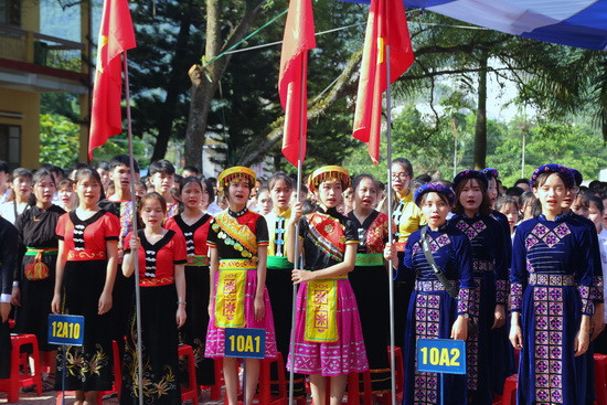 Các em học sinh lớp 10 đầu cấp Trường THPT Hoàng Văn Thụ hát quốc ca tại lễ khai giảng. Ảnh: VIệt Hà