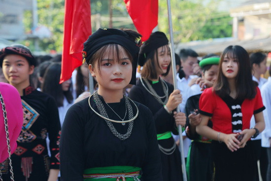 Một nữ sinh với trang phục người Dao. Ảnh: Việt Hà