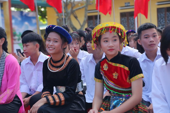 Em Hoàng Thị Hiền Phương (bên phải ảnh) - Học sinh lớp 10A5 và các bạn cùng lớp trong lễ khai giảng. Ảnh: Việt Hà